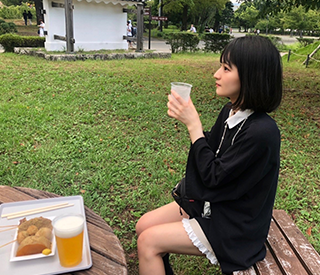駿府城公園でおでんを食べるサウナわんこ